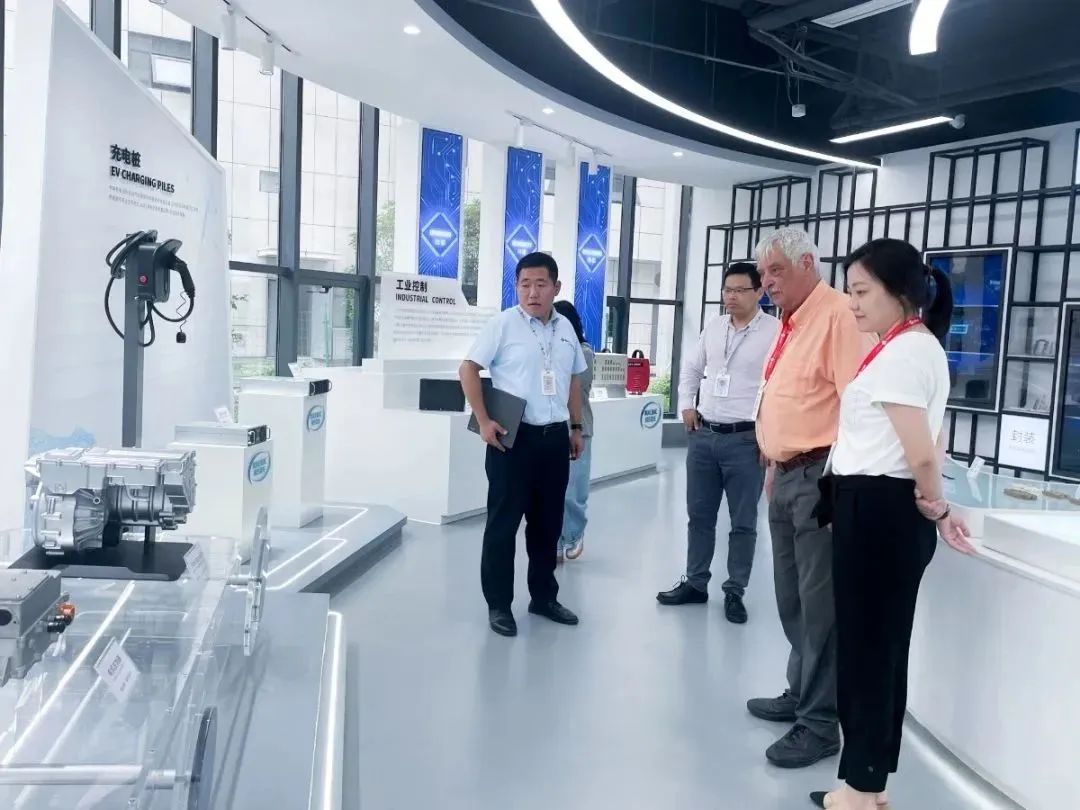 1688543940541139gcL1.jpeg 640 (1).jpeg